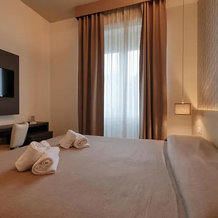 Palazzo Del Garda & 4* 代森扎诺-德尔加达